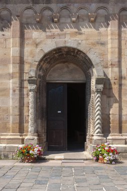 Aziz Peter ve Paul Kilisesi 'nin Rosheim' daki giriş kapısı. Fransa 'nın Alsace bölgesindeki Bas-Rhin departmanı