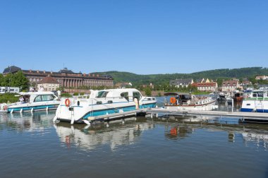 Saverne, Fransa - 26 Mayıs 2022: Saverne 'deki Rhine-Marne Kanalı' nda yüzen ev. Arka planda Rohan Kalesi. Fransa 'nın Alsace bölgesinde Bas-Rhin Bölümü