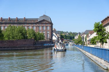 Saverne, Fransa - 26 Mayıs 2022: Saverne 'de Rhine-Marne Kanalı' nda yüzen ev, Rohan Kalesi 'nin solunda. Fransa 'nın Alsace bölgesinde Bas-Rhin Bölümü