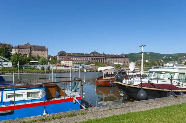 stock image Houseboat on Rhine-Marne Canal in Saverne. In background Old Episcopal Castle and Rohan Castle. Department Bas-Rhin in the Alsace region of France