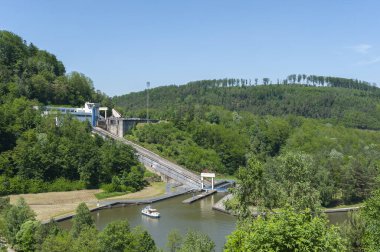 Saint-Louis-Arzviller yakınlarındaki Rhine-Marne Kanalı 'nda tekne kaldırma. Fransa 'nın Lorraine bölgesindeki Moselle Bölümü