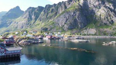Lofotodden Ulusal Parkı 'nın dağ manzarasının önündeki tarihi balıkçı köyü. Norveç 'in Lofoten bölgesinde bir Lofoten.