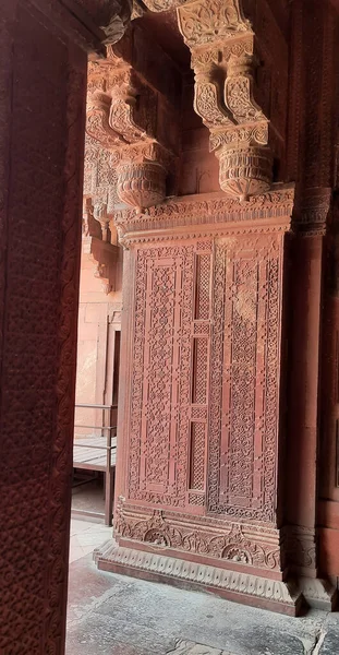 Duvar deseni ve koridorun girişi.