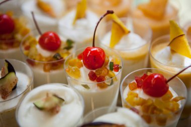 Lokantadaki açık büfe masası. 