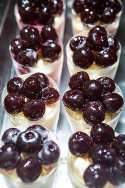 Siyah kirazlı dondurma.