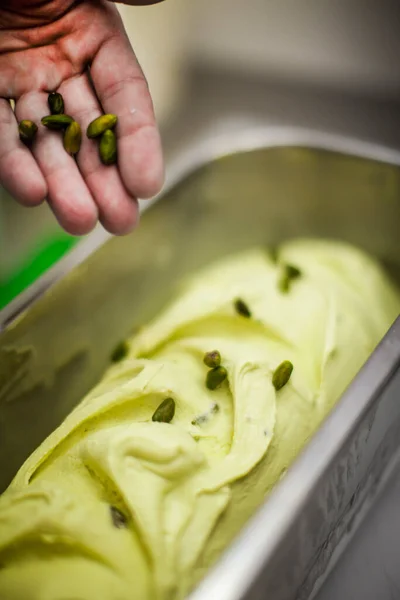Tub Pistachio Ice Cream — Stock Photo, Image