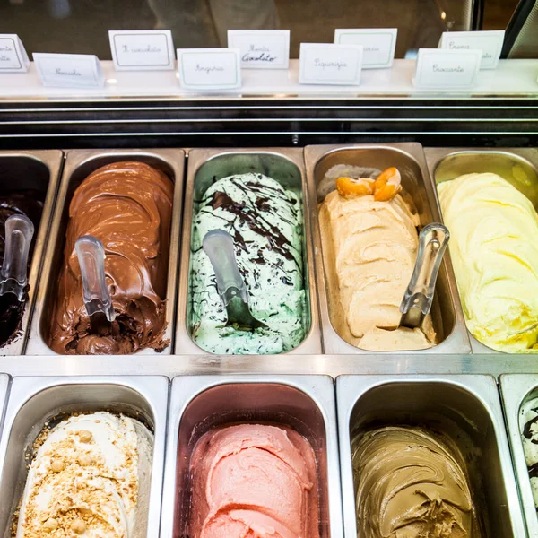 Лотки Мороженым Различных Вкусах Магазине Мороженого — стоковое фото