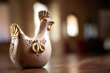 Tahta bir masanın üzerinde duran bir laptopun eseri.