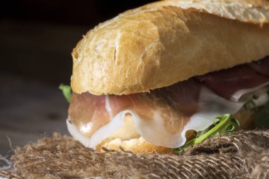 Çiğ jambon ve mozzarella soslu baget.