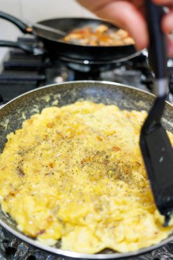 Yumurtalı omlet hazırlama ayrıntıları.