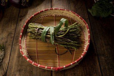 Hasır sepetin üzerinde bir sürü Sardunya yaban kuşkonmazı.