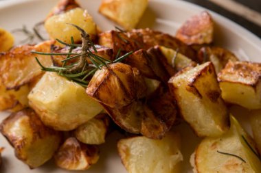 biberiyeli fırında patates masada servis edilir.