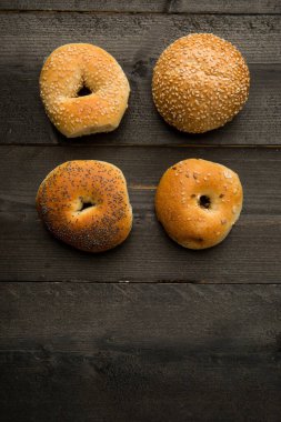 Tahta bir masada izole edilmiş çeşitli karakteristik ve tipik ekmekler.