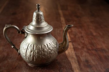 Demir çaydanlık, bir evin içindeki bir masada izole edilmiş.