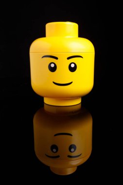 Cagliari, İtalya - 12 Ocak 2011: yüz şeklinde lego konteynırı, siyah zemin üzerinde izole