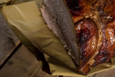 Biftek masaya konur.