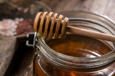 İtalyan balı cam kavanozda, tahta arka planda şeker kutusu var.