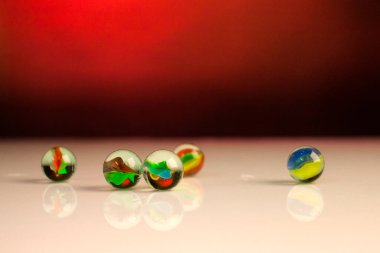 Renkli mücevherler ve değerli taşlar. 