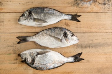 Tahta masadaki balıklar, üst manzara.