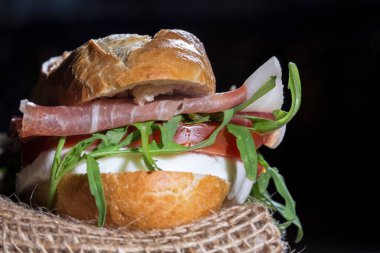 Çiğ jambon ve mozzarella soslu baget.