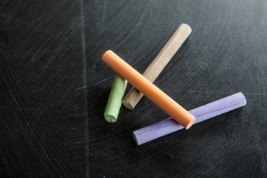 Yazı için tebeşirler, tahtada dinleniyorlar.