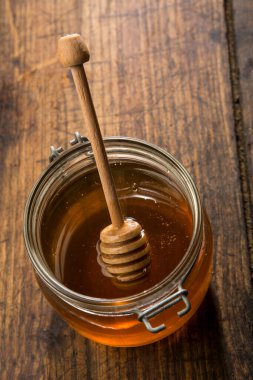 Tahta bir arka planda, cam bir kavanozda duran İtalyan balı manzarası