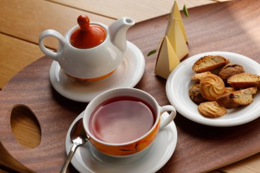 Çay zamanı, çay ve bisküvi.