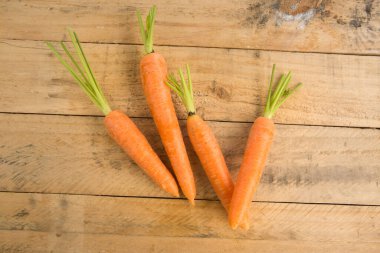 Tahta masadaki havuçlar