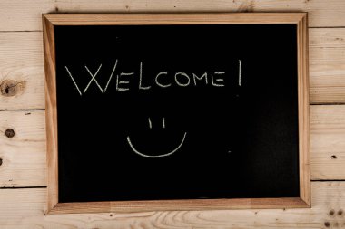 Ahşap bir arka planda 