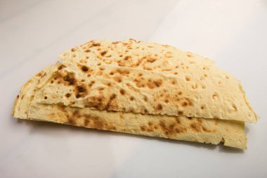 Beyaz arkaplanda Carasau ekmeği