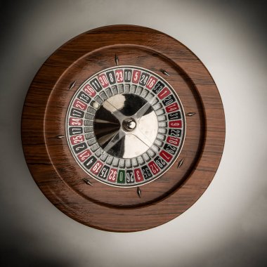 Tahta rulet beyaz arkaplanda izole edilmiş.