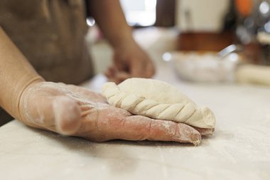 Geleneksel bir mutfakta yağlı bir tavada kızarmış ravioli hazırlamanın ayrıntıları.