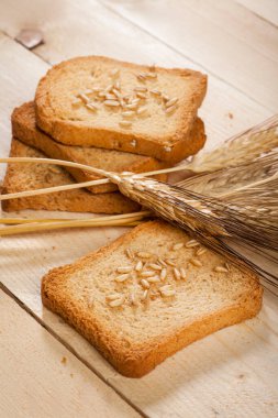 Rusks, yulaf ve kulaklarla ahşap bir yüzeye yerleştirilmiş.