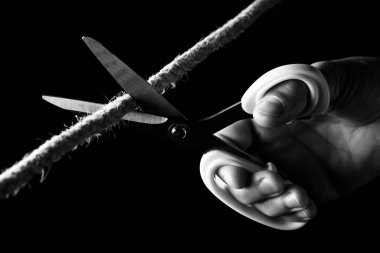 Makas, siyah arkaplanda izole edilmiş bir halat kes