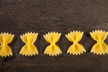 Tahta masaya dizilmiş makarna.