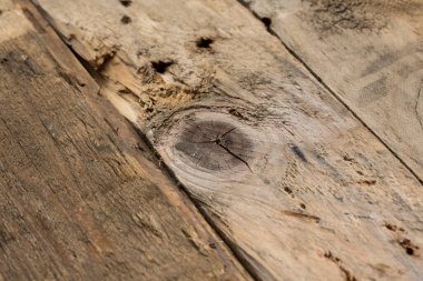 Yan yana dizilmiş uzun tahta tahtalar.