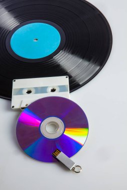 Bir disk ve vinil disk ile mavi bir arkaplan üzerinde vinil disk. 