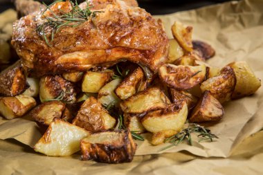 Tahta bir masada servis edilen biberiyeli fırında patates..