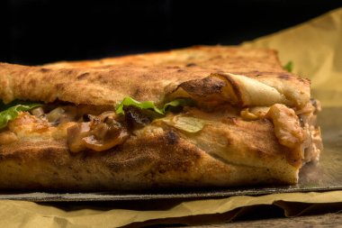 Ton balığı soslu ve sebzeli Focaccia detayı