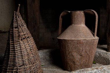 Antik paslı metal tank bir depoda depolanmış.