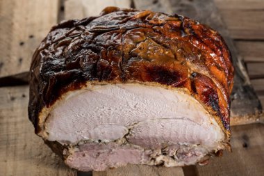 Biftek masaya konur.