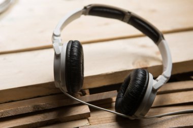 Tahta tahtalarda dinlenen müzik kulaklıkları