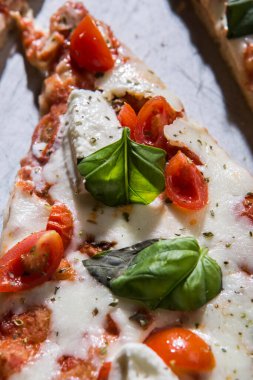 Domatesli pizza, mozzarella ve fesleğen.