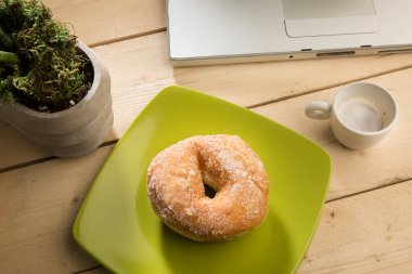 Teneffüste kızarmış.