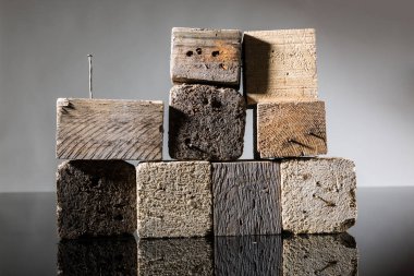 Beyaz arka planda izole edilmiş bir tahtaya çivi