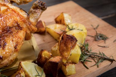 Kızarmış tavuk ve patates kızartması hazır.