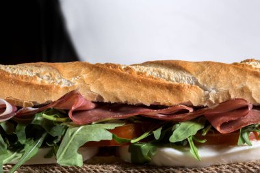 Çiğ jambon ve mozzarella soslu baget.