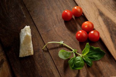 Tahta bir masada dinlenen domatesler.