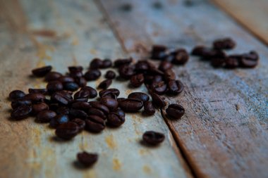 kahve çekirdekleri ahşap masada izole.