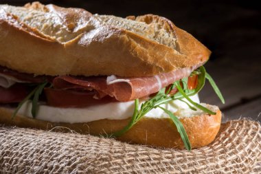 Çiğ jambon ve mozzarella soslu baget.
